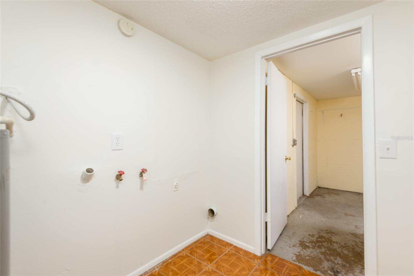 SOUTHSIDE LOT 1 BLOCK 8 LES THE NLY 50.5 FT THEREO - Residential