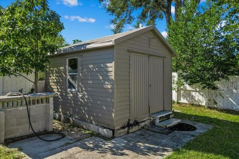 A home in AUBURNDALE