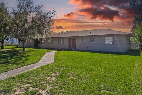 A home in AUBURNDALE