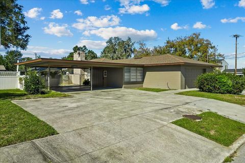 A home in AUBURNDALE