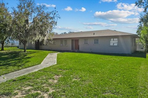 A home in AUBURNDALE