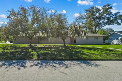 A home in AUBURNDALE