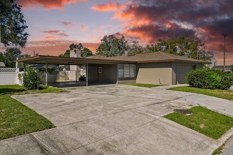 A home in AUBURNDALE