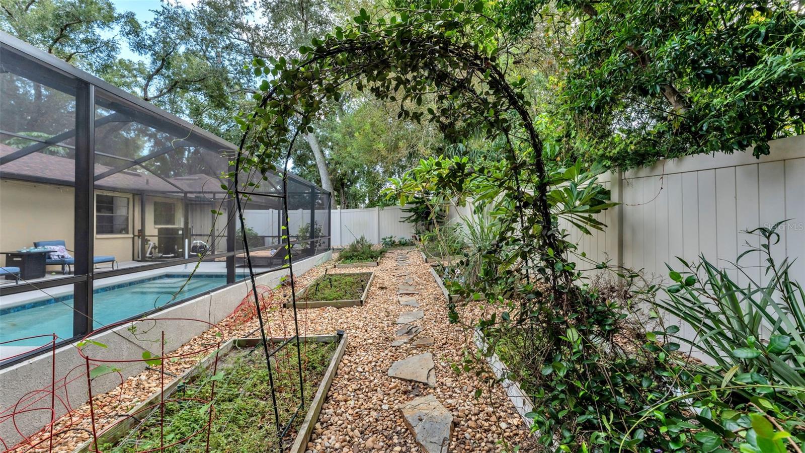 MEADOW VIEW ESTATES PB 68 PG 48 - Residential