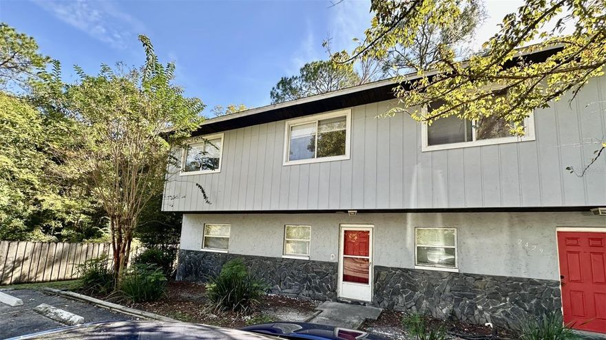 Spacious 4-bedroom, 2.5-bath, two-story corner unit located in a quiet cul-de-sac in NW Gainesville. Enjoy a screened-in back patio and convenient washer/dryer hookups. Pest control, lawn care, and professional management are all included.This is (1) unit in a 5-unit complex.