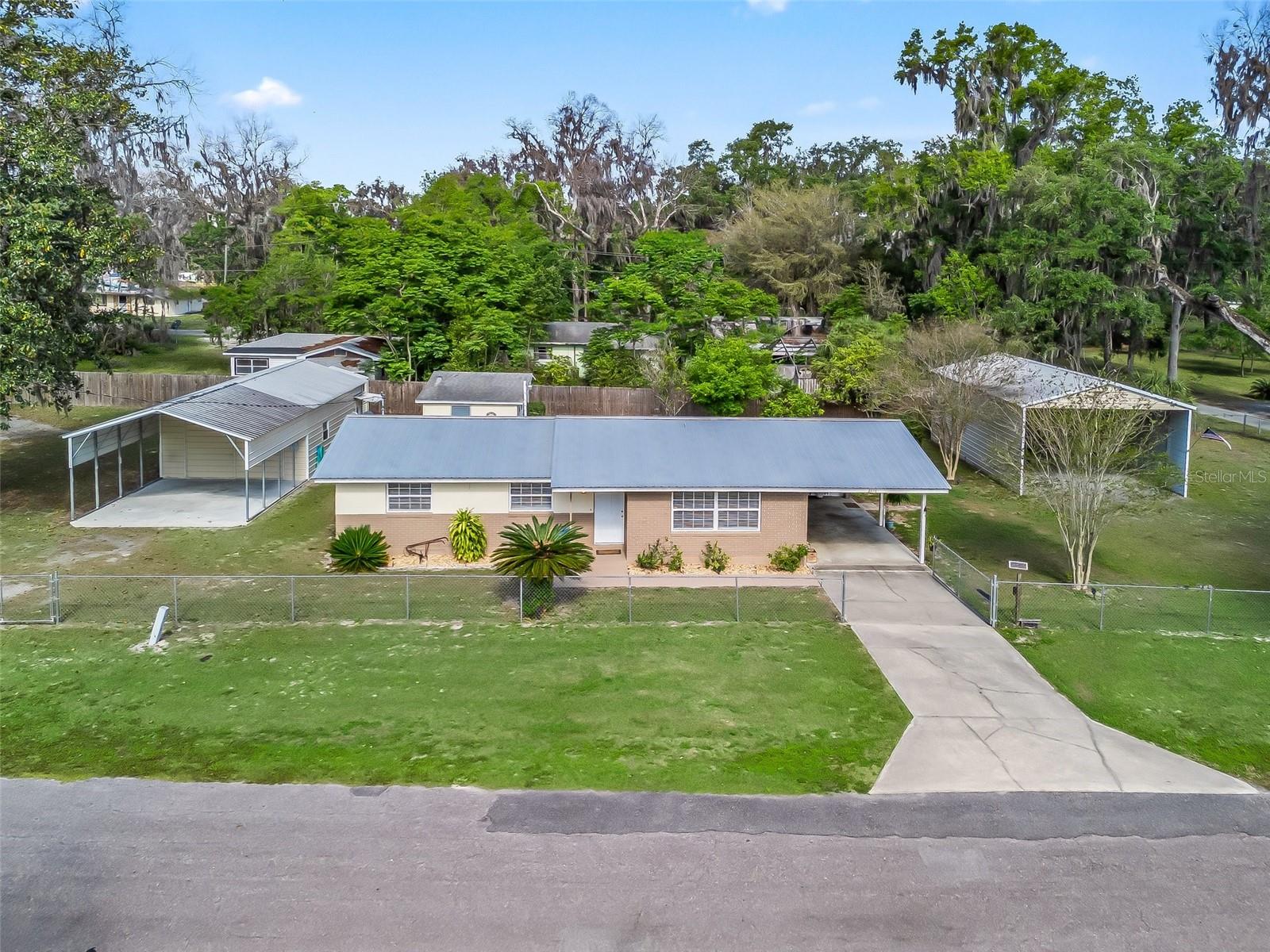 TRACYS PT DEV LAKE PANA - Residential