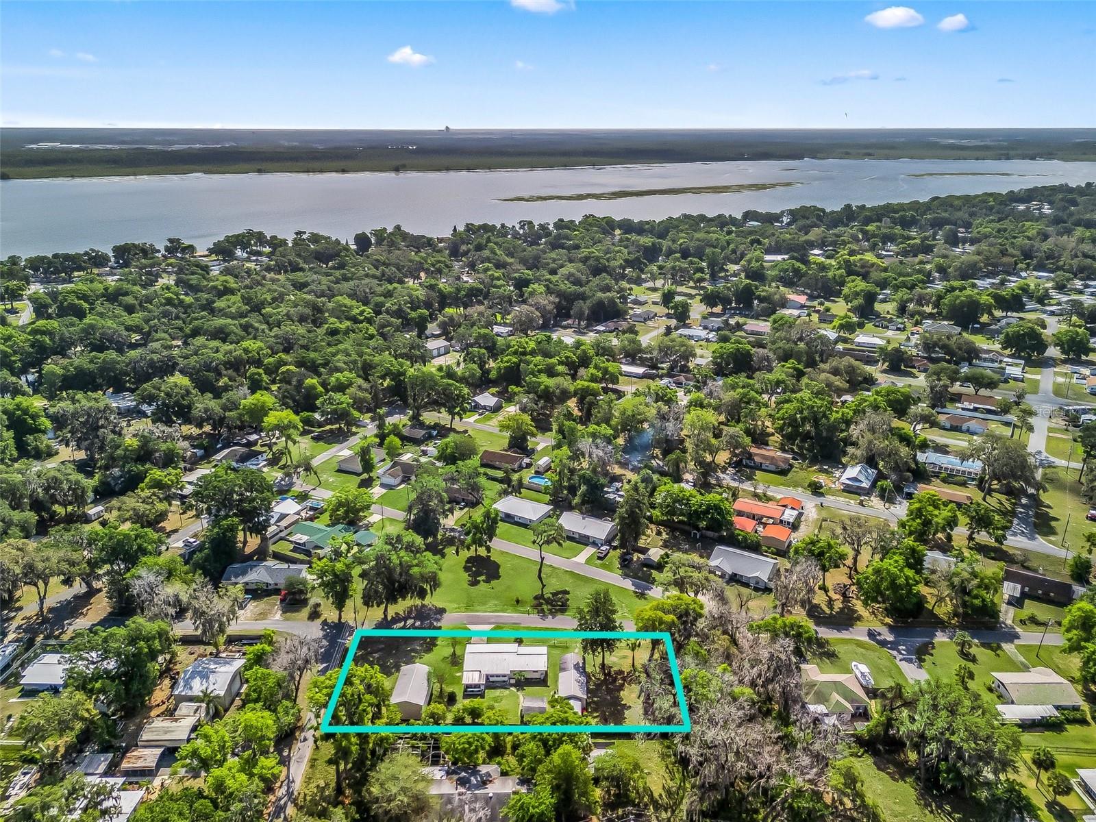 TRACYS PT DEV LAKE PANA - Residential