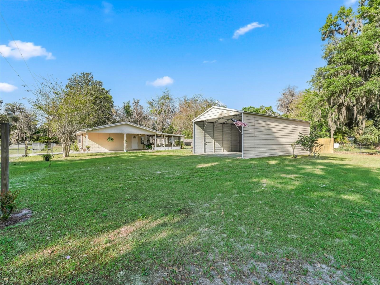 TRACYS PT DEV LAKE PANA - Residential