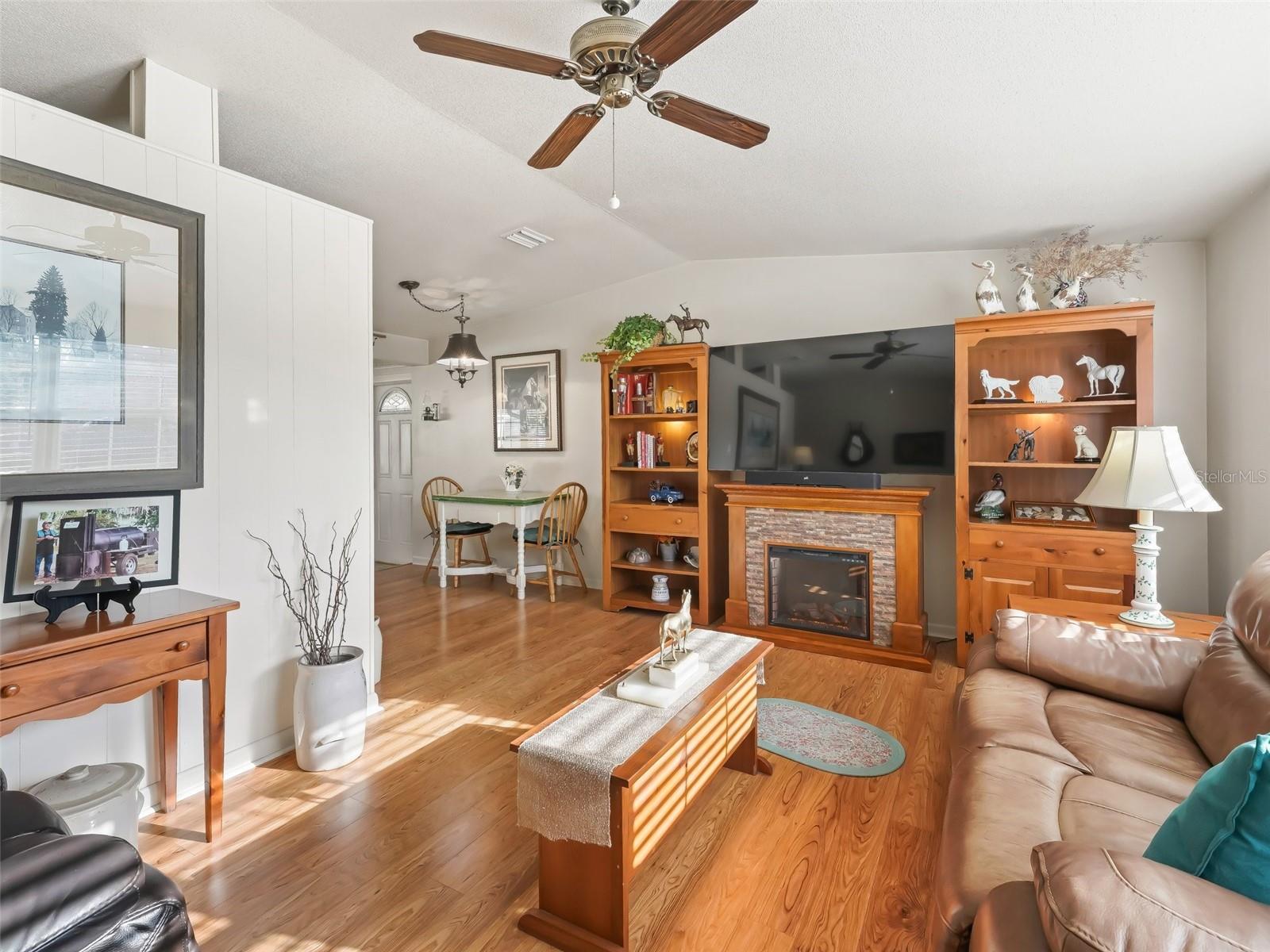 TRACYS PT DEV LAKE PANA - Residential