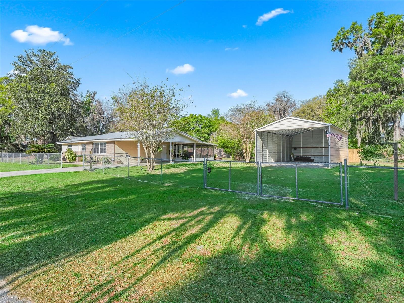 TRACYS PT DEV LAKE PANA - Residential