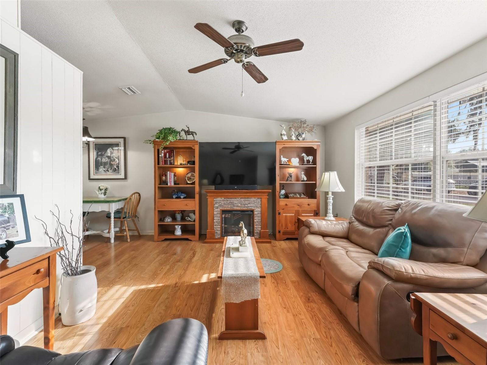 TRACYS PT DEV LAKE PANA - Residential