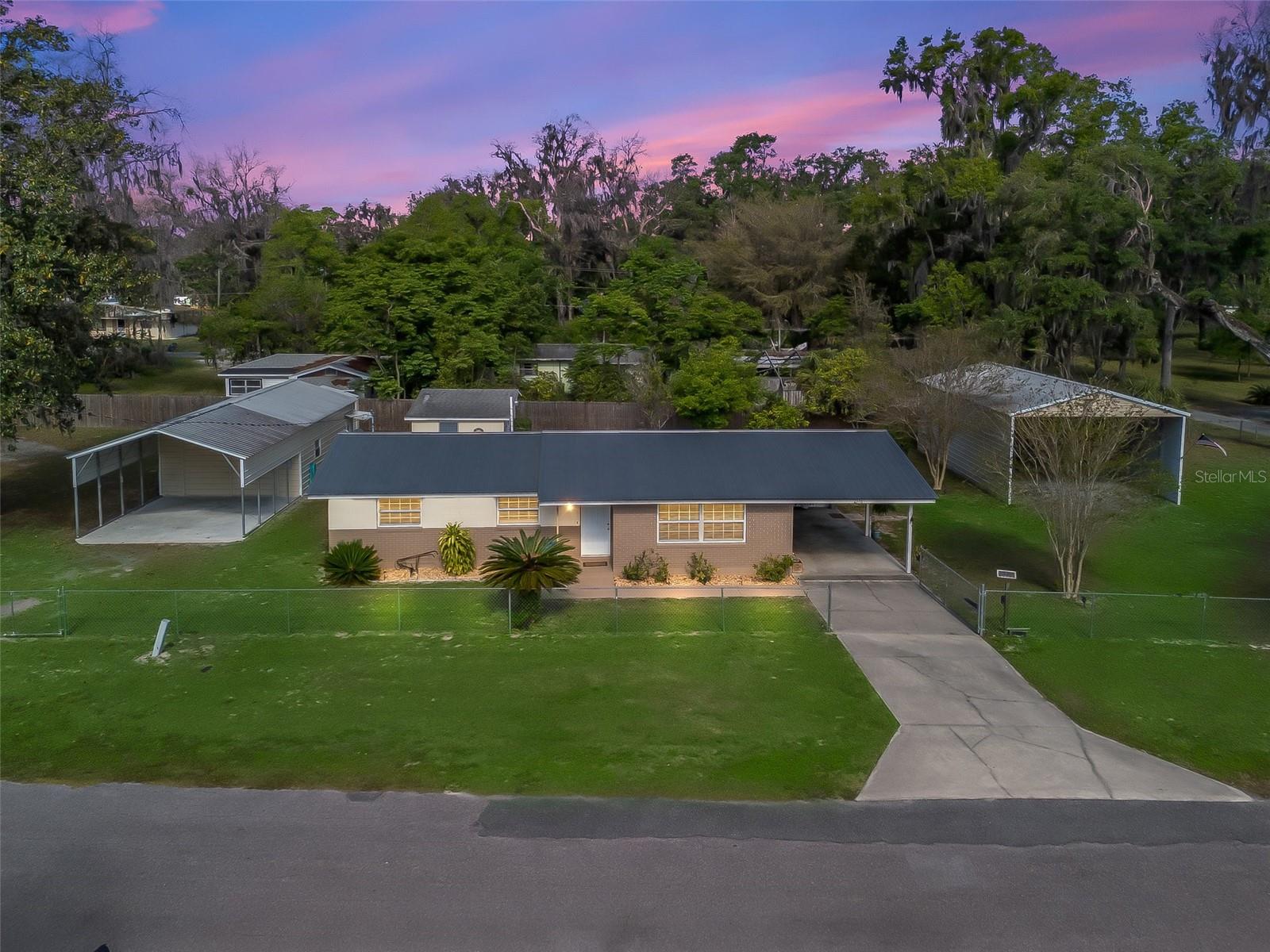 TRACYS PT DEV LAKE PANA - Residential