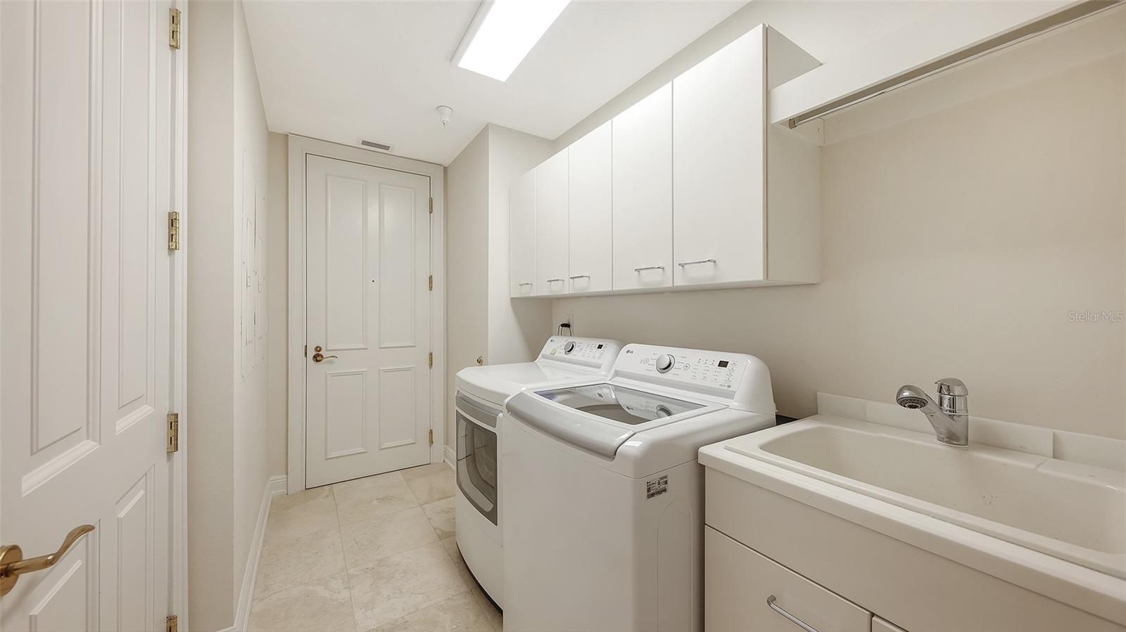 THE TOWER RESIDENCES - Residential