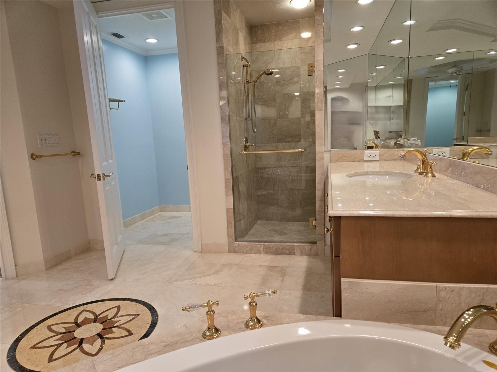 THE TOWER RESIDENCES - Residential