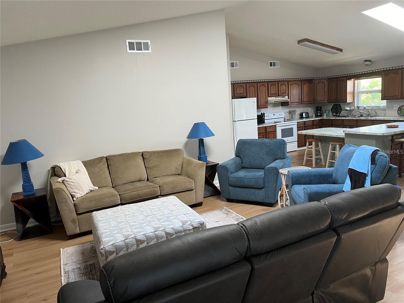 MODEL LAND COMPANY SUB DIV BL4 LOT 4 OR 219 - Residential Lease