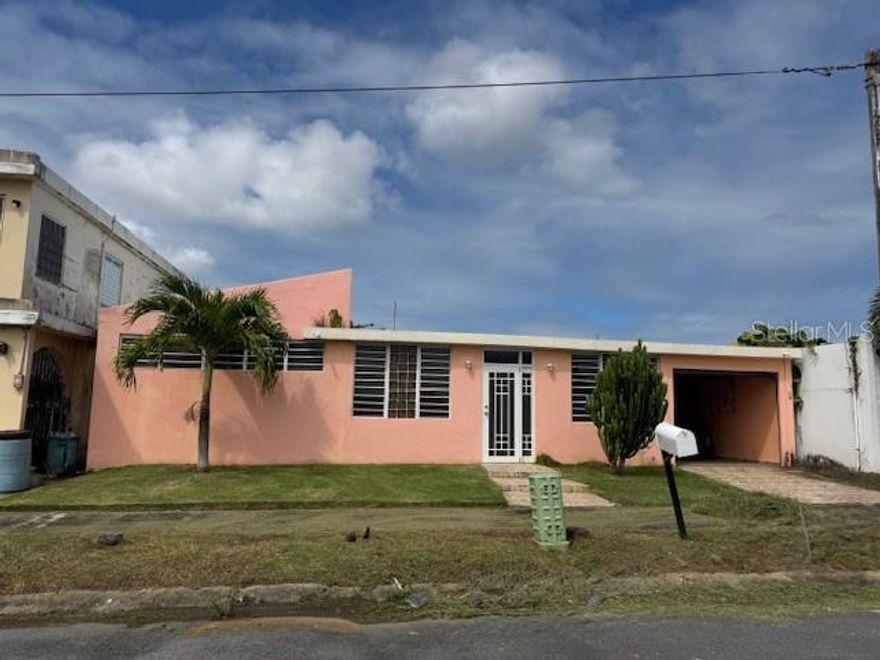 Beautiful residence located in the quiet and centrally located Villa Carolina neighborhood, close to airport.
It features 3 bedrooms, 2 bathrooms, a spacious family room, a patio and an extended carport.
Excellent location:
Close to schools, supermarkets, restaurants, and with easy access to main roads, making it an ideal option for comfortable and convenient living. The perfect home for those looking for a great location and space.