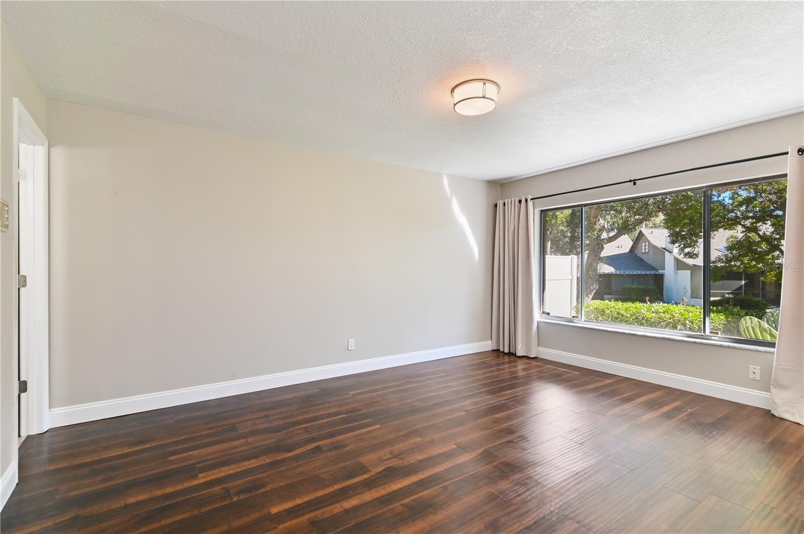 ERROL VILLAGE 01 CONDO - Residential