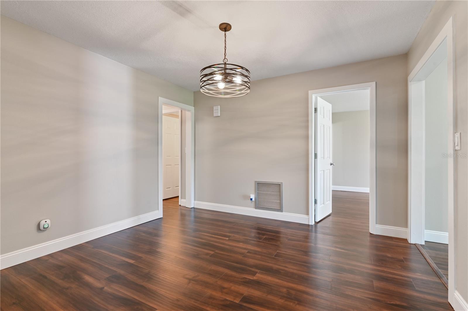 ERROL VILLAGE 01 CONDO - Residential