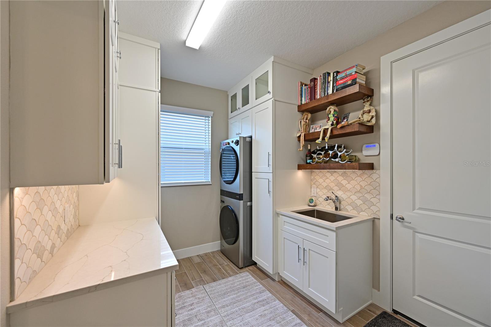 LAKEHOUSE COVE AT WATERSIDE - Residential