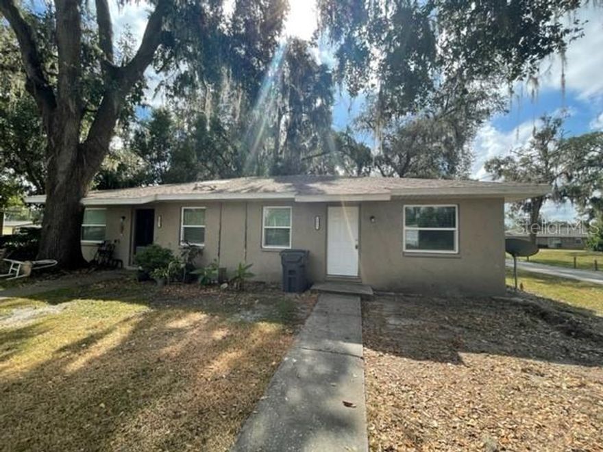 Cute 2 Bedroom / 1 Bathroom Duplex in Lakeland — Available NOW!
This cozy unit is move-in ready and offers easy living with no carpet and all-vinyl flooring throughout. Water and lawn care are included, making this an affordable and low-maintenance place to call home.
Pets are welcome with a pet fee — under 35 lbs only, and no large aggressive breeds.
Rental Requirements:
•  550+ credit score (all applications considered)
•  Immediate move-in available
Call to schedule your showing!