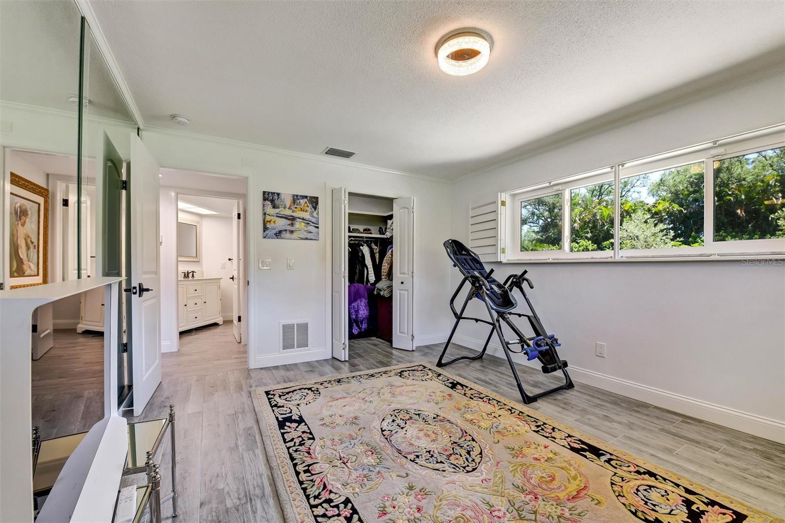 E 300FT OF N 350FT OF NW 1/4 OF NW 1/4 LESS N 50FT - Residential