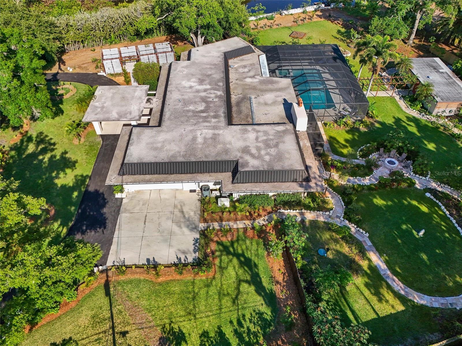 E 300FT OF N 350FT OF NW 1/4 OF NW 1/4 LESS N 50FT - Residential