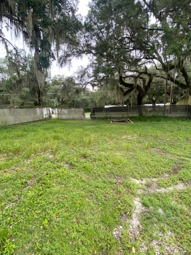 Vacant lot, fronts on Thomas Ave, partially treed, level lot on .65 Acres in Leesburg city limits Leesburg. Be close to dining, The Villages.
It iis the responsibility of the buyer's agent to verify Utilities, restriction, zoning and accuracy of all information