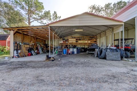 A home in LAKELAND