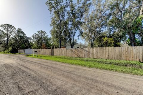 A home in LAKELAND