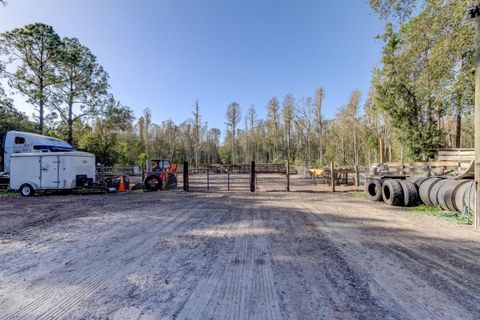 A home in LAKELAND