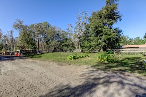 A home in LAKELAND