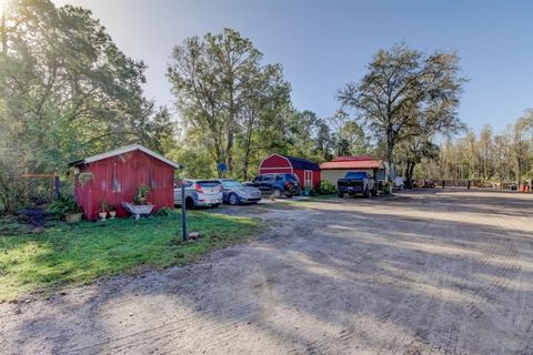 A home in LAKELAND