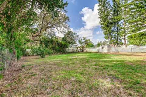 A home in AUBURNDALE