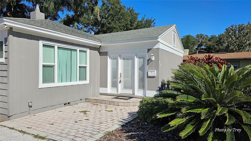 Photo of 810 Lakeshore Drive, Leesburg, FL 34748 (MLS # G5107383)