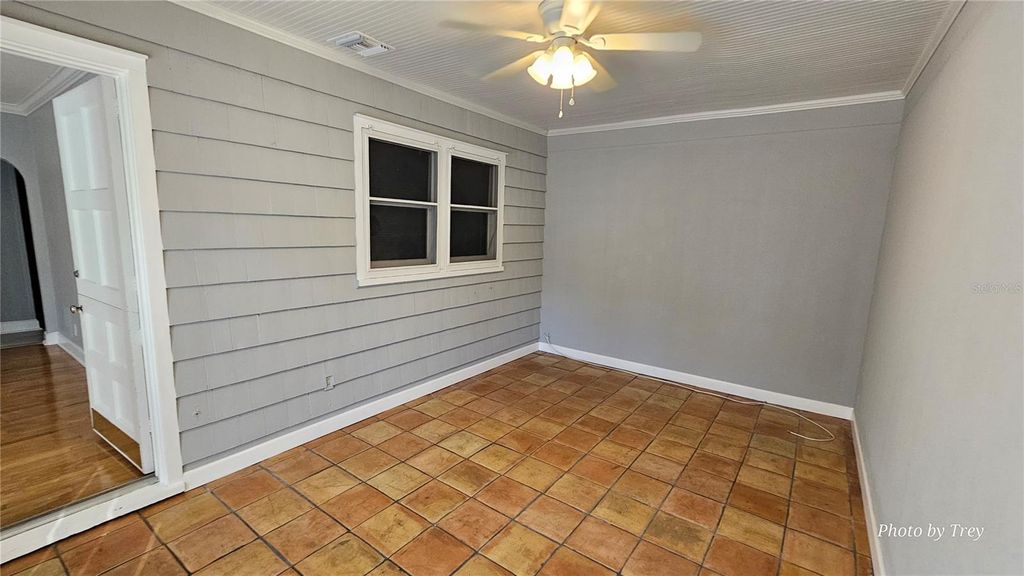 Photo of 810 Lakeshore Drive, Leesburg, FL 34748 (MLS # G5107383)