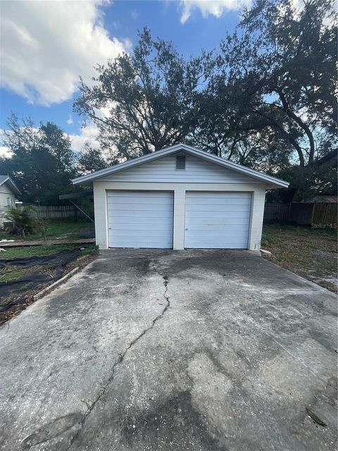 A home in LAKELAND