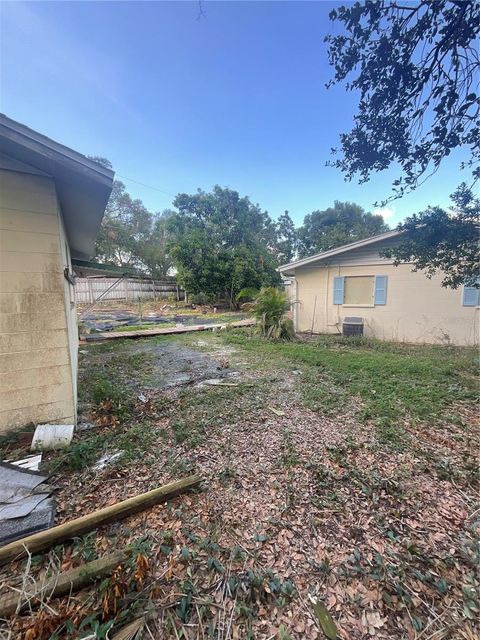 A home in LAKELAND