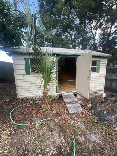 A home in LAKELAND