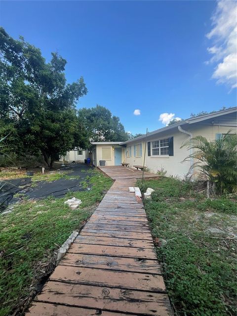 A home in LAKELAND