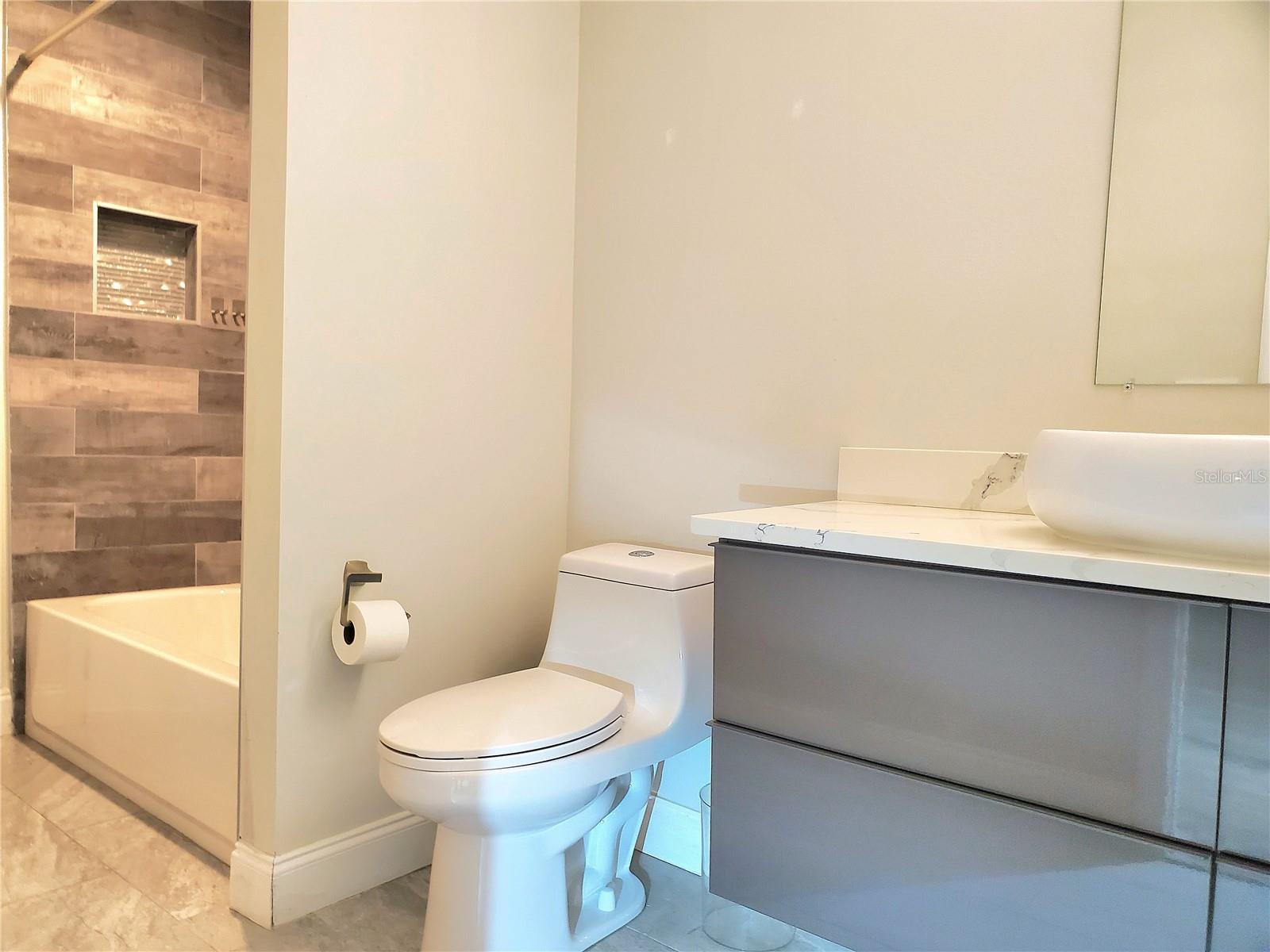 HIDDEN BEACH - Residential Lease