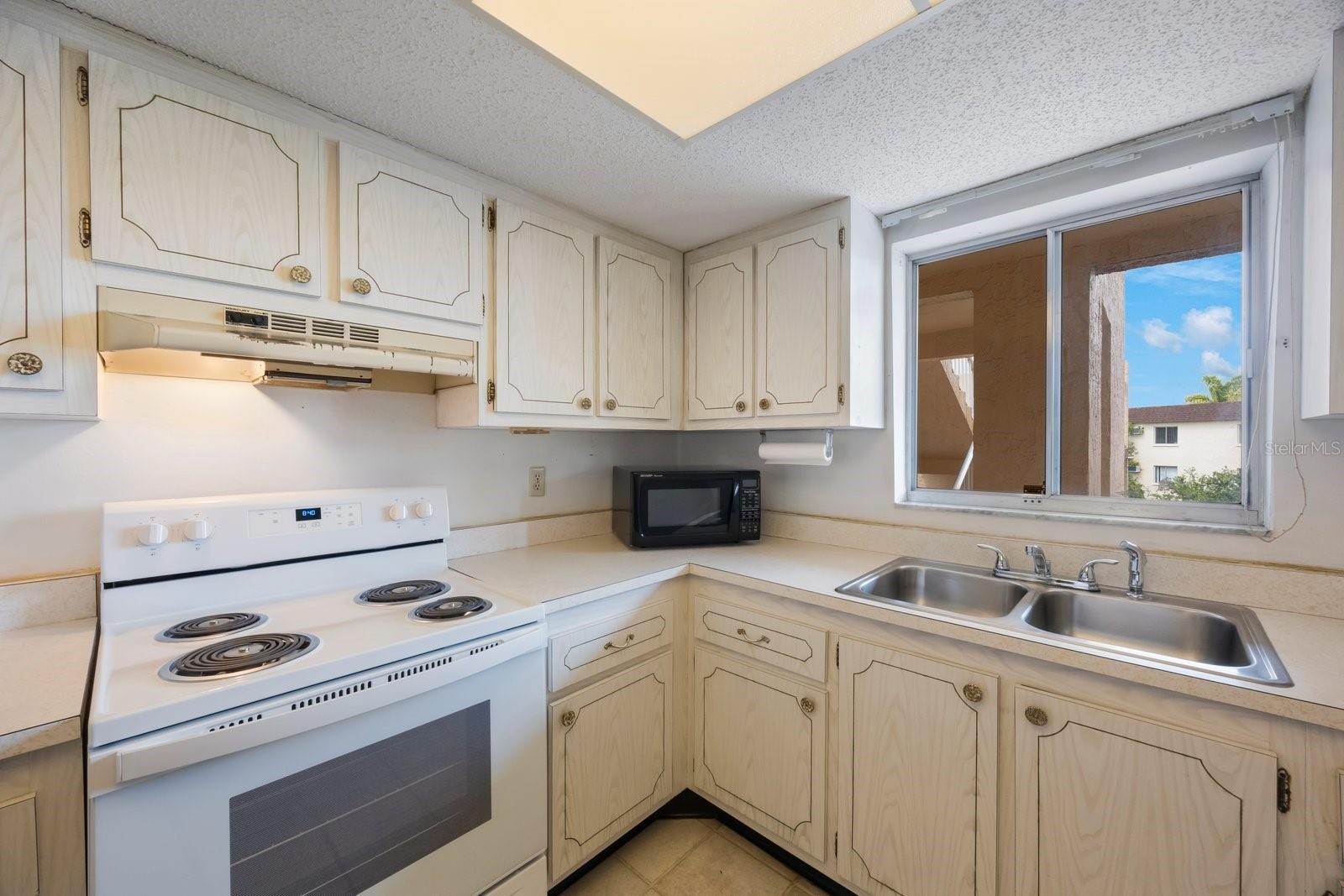 BAYSHORE ON THE LAKE APTS SEC 4 - Residential