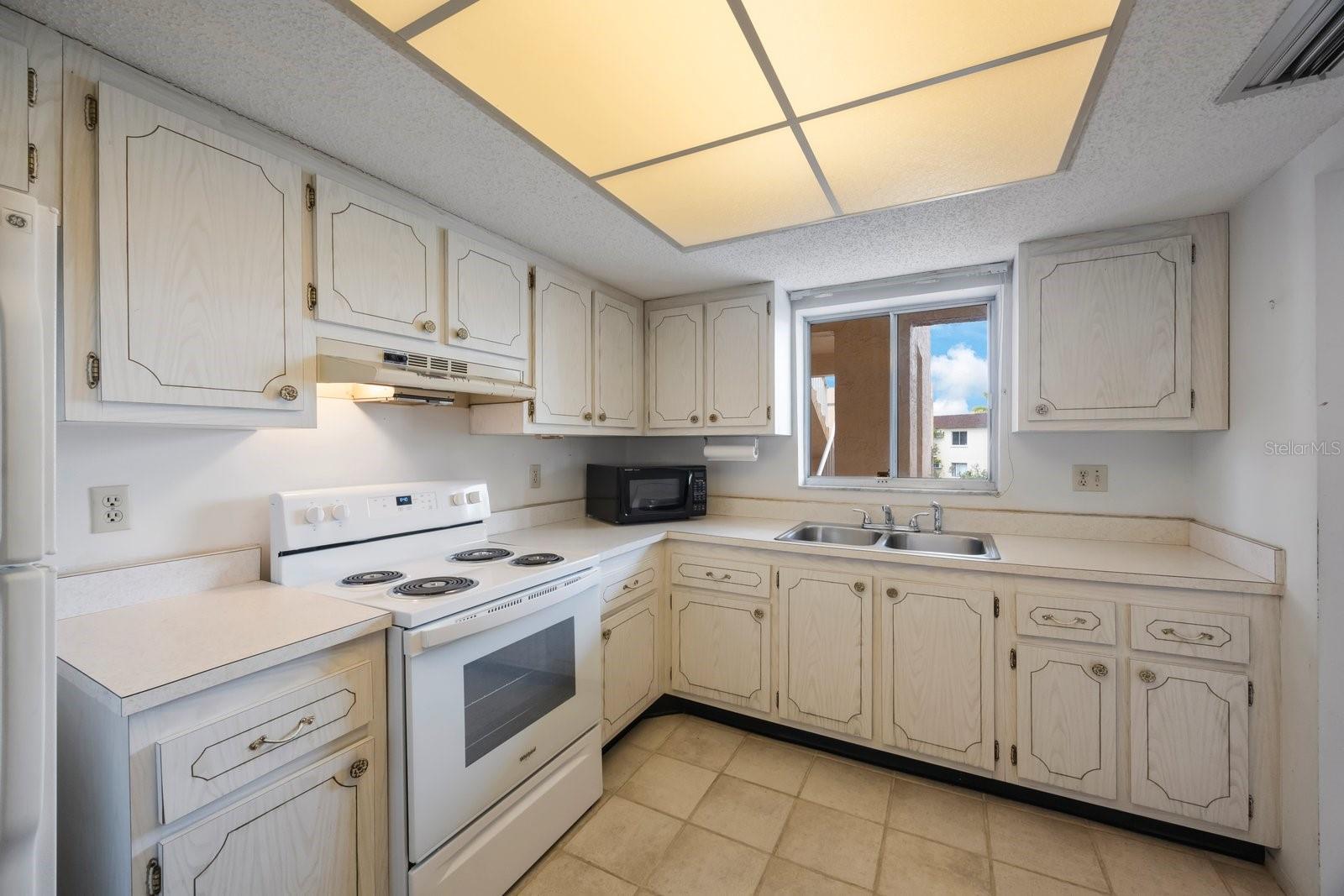 BAYSHORE ON THE LAKE APTS SEC 4 - Residential