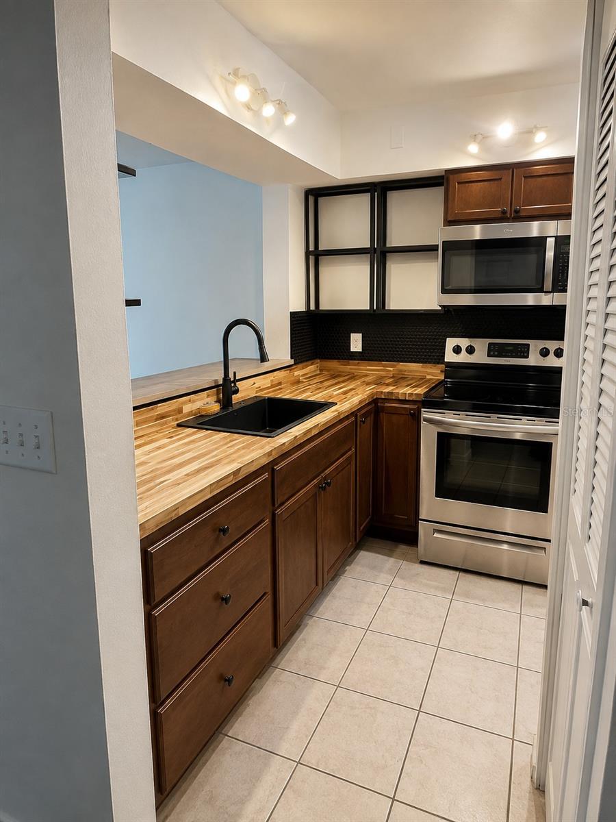 2900 S SEMORAN BOULEVARD B1
