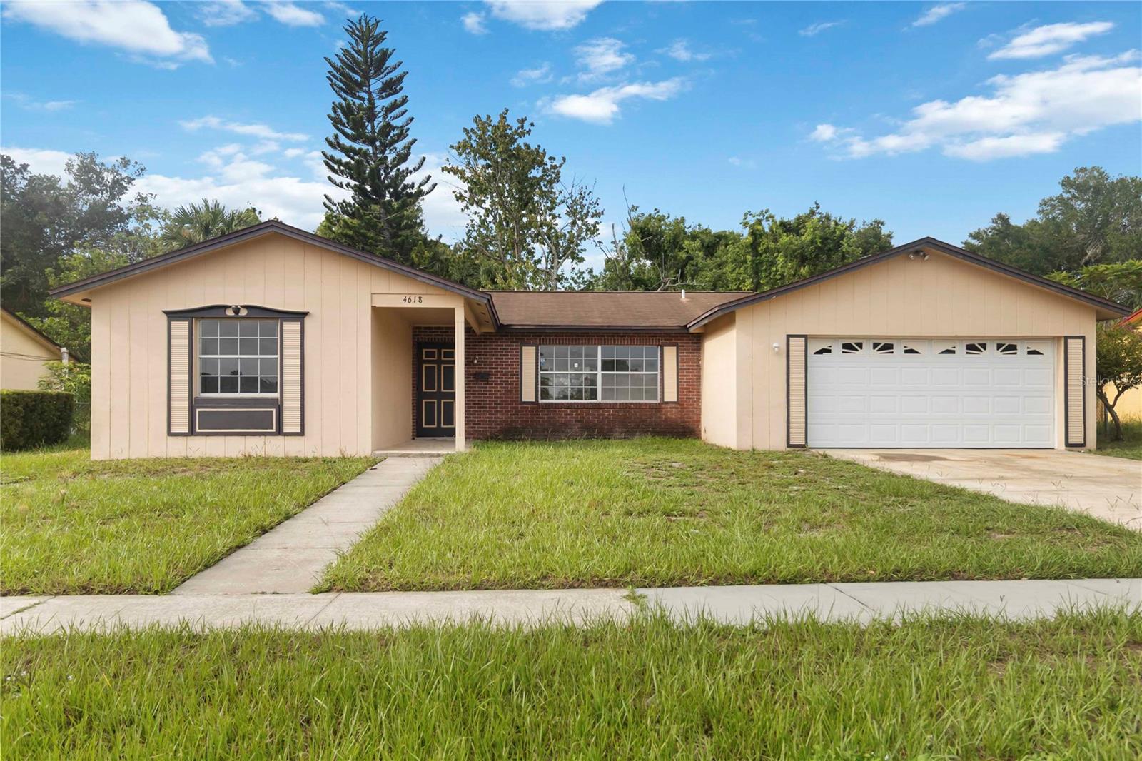 Charming Home in a Highly Central Location! Welcome to your single-family dwelling, located in a tranquil, well-established neighborhood of Orlando, FL. Upon entering, you are welcomed by a pleasant open floor plan, ideal for both daily living and entertaining. The bright and airy living room flows into the dining area, which is perfect for family meals or hosting guests. Natural light fosters a warm and inviting ambiance. Furthermore, the cozy master bedroom includes a private ensuite bathroom towards the back of the home, ensuring privacy! The kitchen boasts plenty of cabinet space and a practical layout for effortless meal preparation. The kitchen area also features a cozy breakfast nook where you can enjoy your morning coffee, and this area can also serve as a family room. The screened-in porch is inviting. Step into your private backyard oasis, where you can relax and enjoy yourself in the Florida sunshine. Whether you use the backyard for gardening, grilling, or simply unwinding, it offers limitless opportunities for outdoor retreat. This charming residence provides everything you need for a comfortable living in the heart of Orlando. Come and see, and purchase now!