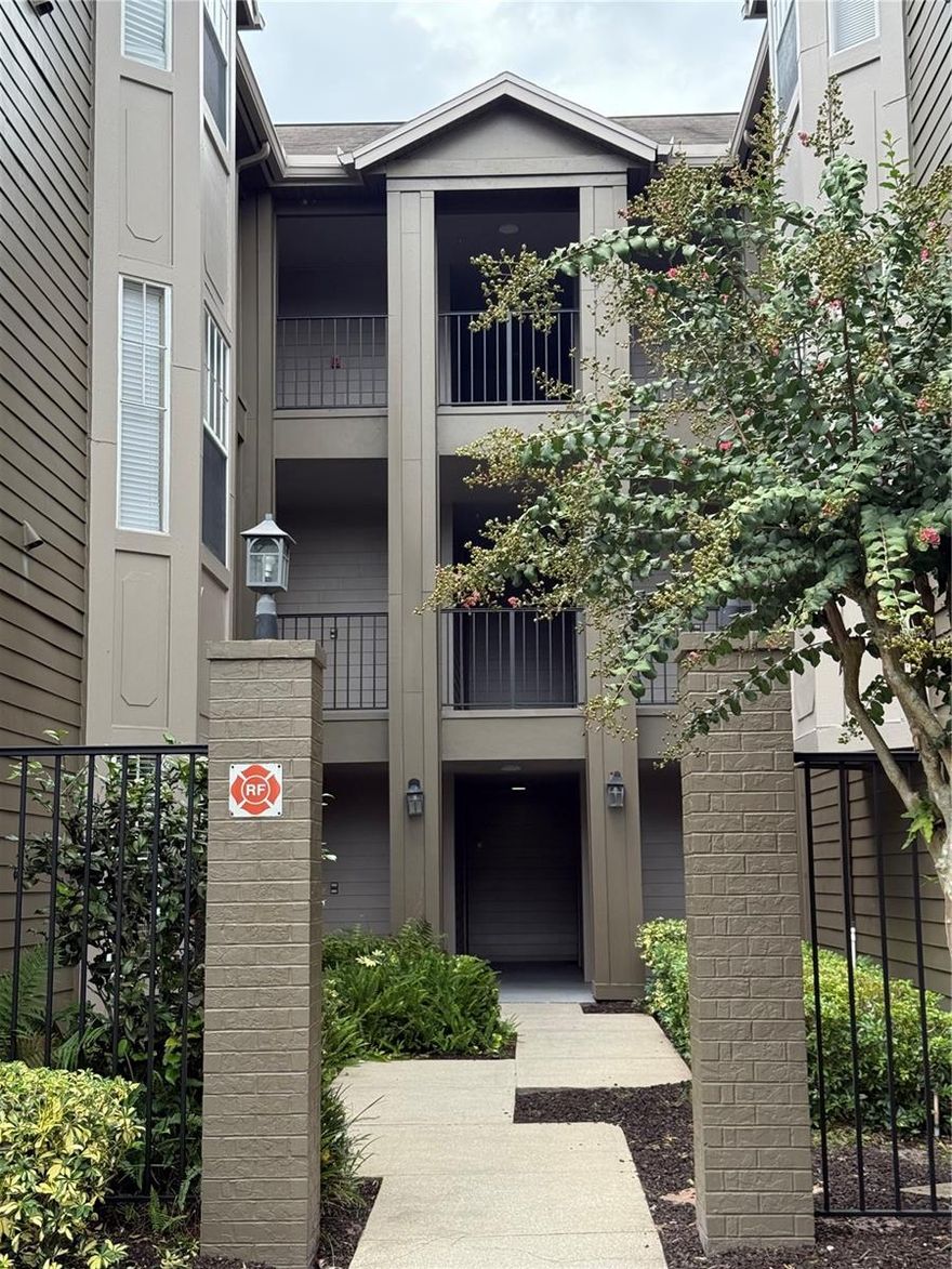 Welcome to this spacious and bright 2-bedroom, 2-bathroom corner unit located on the second floor at 420 Summit Ridge Pl, #212, Longwood, FL. Featuring an open floor plan with abundant natural light, this home offers a private balcony perfect for relaxing or entertaining. Each bedroom boasts its own en suite bathroom, providing comfort and privacy for all. Enjoy the convenience of in-unit laundry, ample storage, and a prime location close to shopping, dining, major highways, and top-rated schools. Community amenities include tennis court, pool and clubhouse making this a wonderful place to call home. Schedule your private showing today! Available Oct 1st