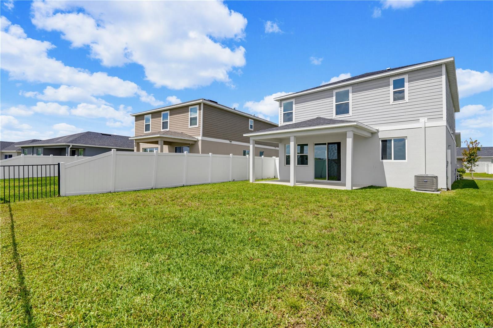 SAWGRASS LAKES PH I-III - Residential