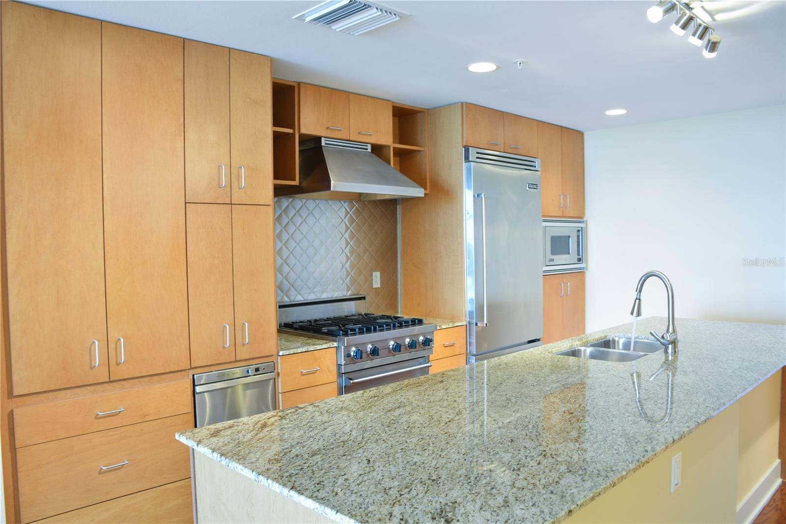 GRAND CENTRAL AT KENNEDY RESID - Residential Lease