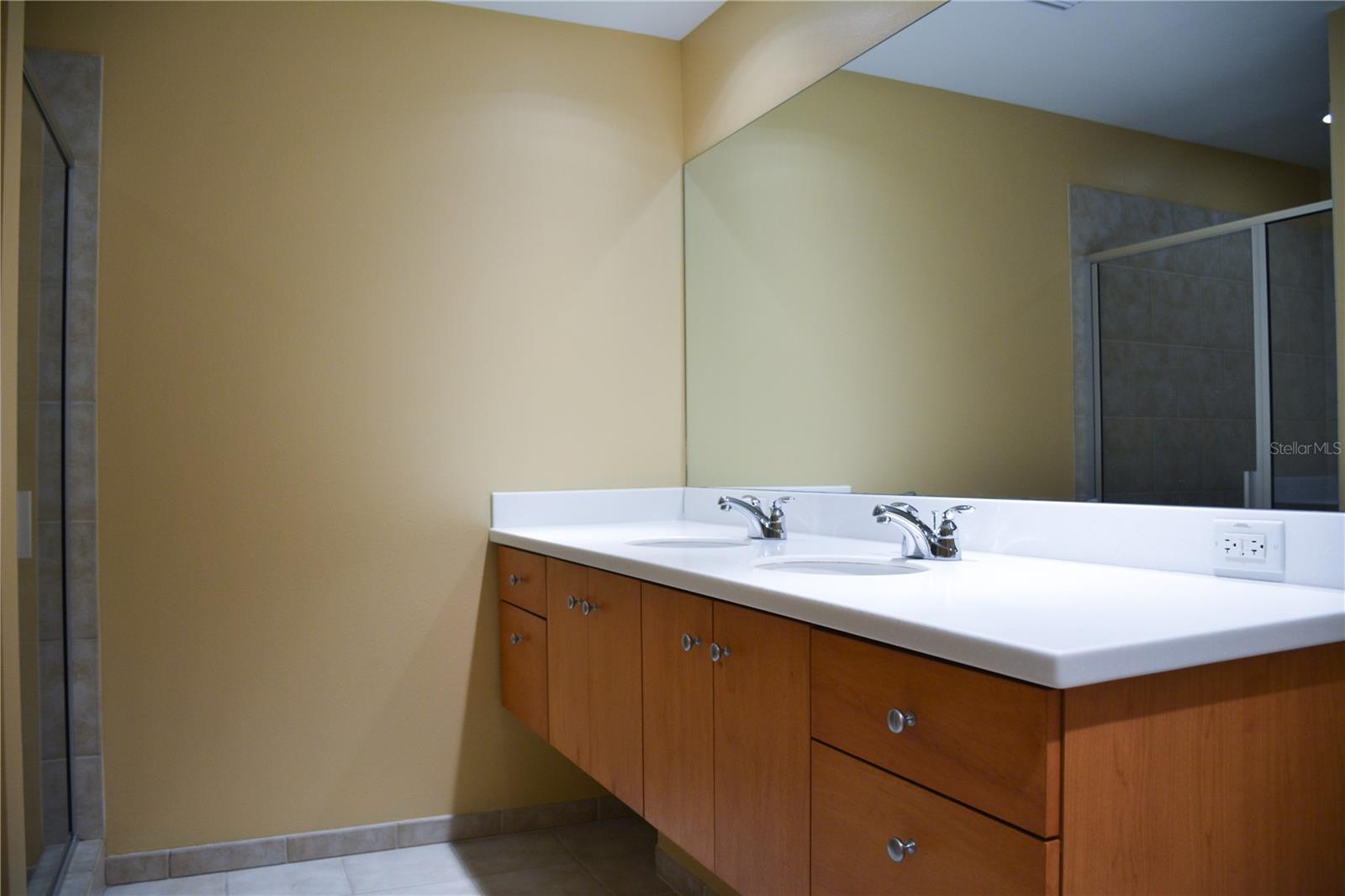 GRAND CENTRAL AT KENNEDY RESID - Residential Lease