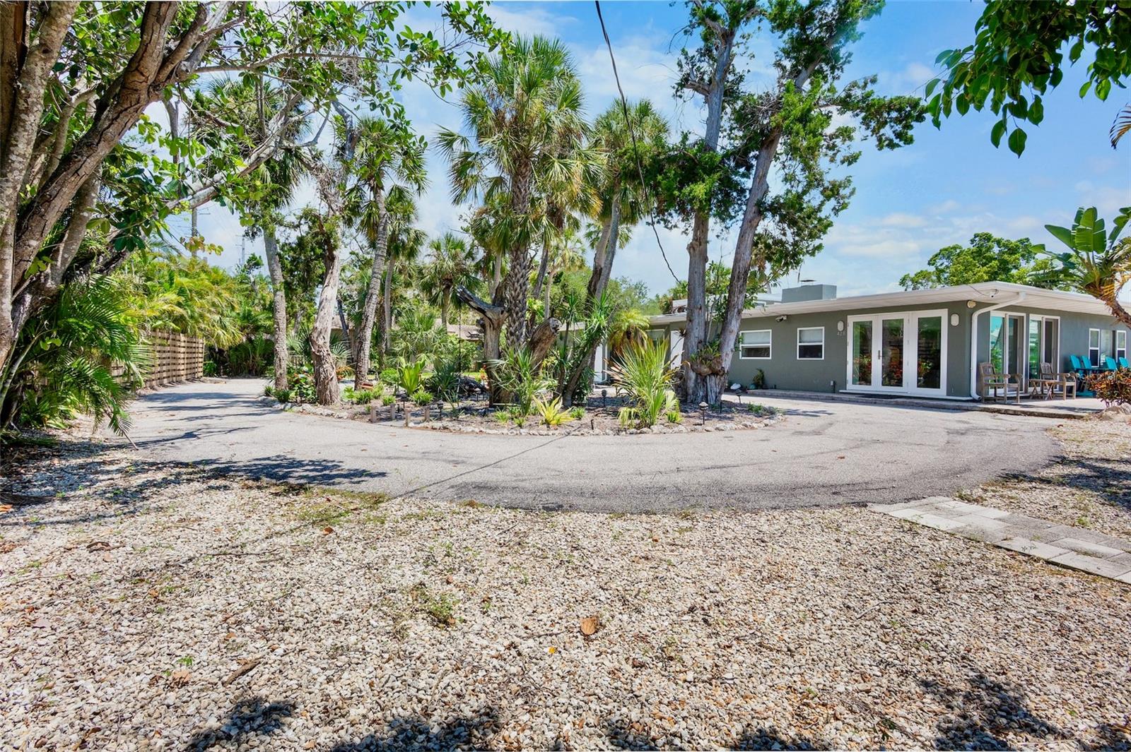 428 SIESTA DRIVE