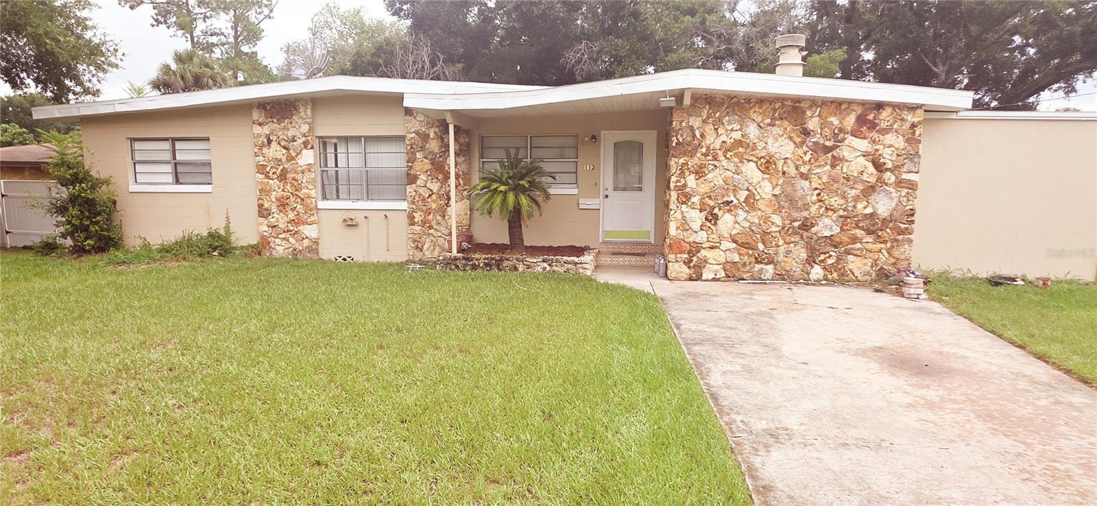 Excellent opportunity in Altamonte Springs! Ideally located close to major shopping centers, supermarkets, and Route 436, this versatile property incredible value. The main residence features 3 spacious bedrooms and 1.5 bathroom.